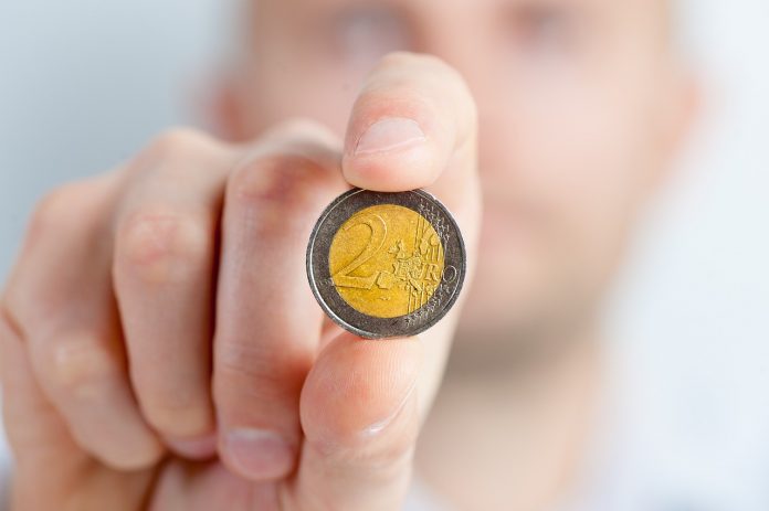 Στα 1,2457 δολάρια η ισοτιμία ευρώ/δολαρίου