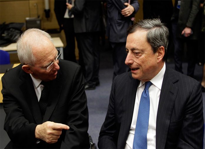 Ο Ντράγκι συνδέει πλειστηριασμούς με ρύθμιση δανείων