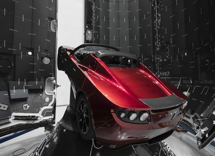 Η «διαστημική βόλτα» της Tesla κερδίζει τις εντυπώσεις
