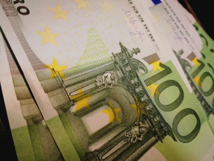 Στα 1,2492 δολάρια η ισοτιμία ευρώ/δολαρίου