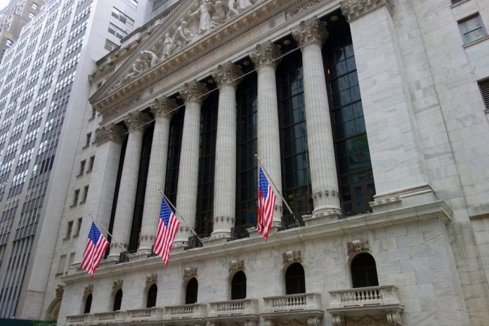 Ανοδικό κλείσιμο για τη Wall Street