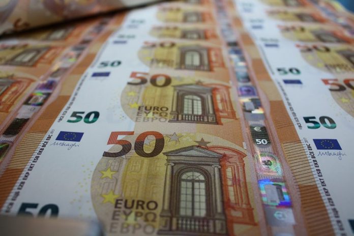 Ενισχύεται το ευρώ έναντι του δολαρίου
