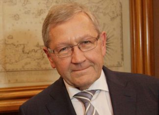 Ρέγκλινγκ: Εφαρμογή μεταρρυθμίσεων για ελάφρυνση χρέους