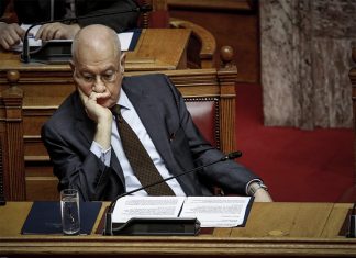 Οδηγεί σε ανασχηματισμό η οικογενειακή παραίτηση;