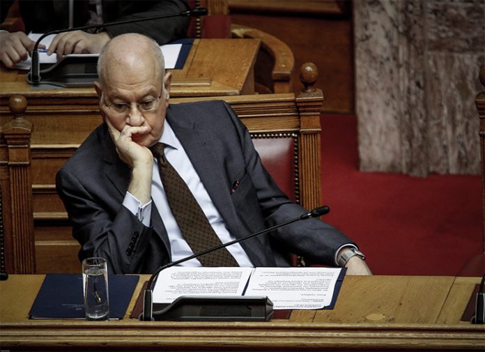 Οδηγεί σε ανασχηματισμό η οικογενειακή παραίτηση;