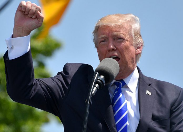 Τραμπ: «Οι εμπορικοί πόλεμοι είναι καλοί και κερδίζονται εύκολα»