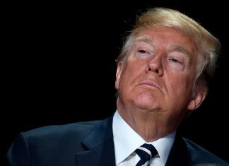 Τραμπ: Δεν εξετάζει εξαιρέσεις στην επιβολή δασμών