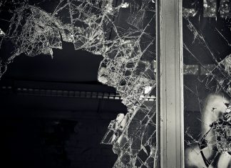 Άγνωστοι έσπασαν καταστήματα στη Πατησίων