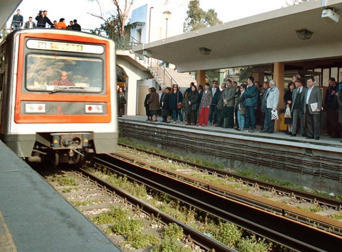Αυτοκίνητο έπεσε στον Ηλεκτρικό - Κλειστοί τέσσερις σταθμοί
