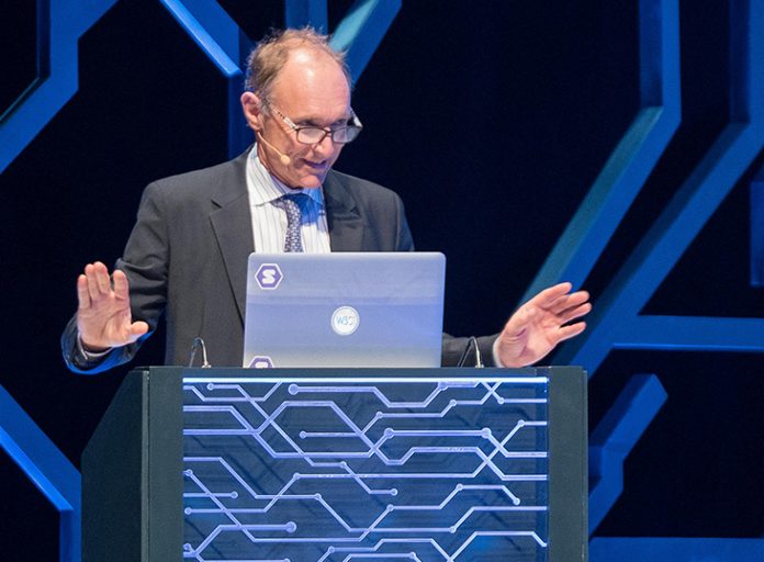 O εφευρέτης του Παγκόσμιου Ιστού μιλά για το «φιάσκο» του Facebook