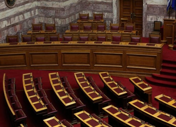 Στην Ολομέλεια το νομοσχέδιο για τις 120 δόσεις