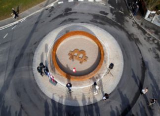 Έφτιαξαν μνημείο για το bitcoin!