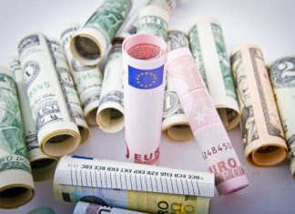 Υποχώρηση του ευρώ έναντι του δολαρίου