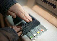«Απειλούν» τα ATM οι online συναλλαγές Απειλή για τα ATM οι online συναλλαγές