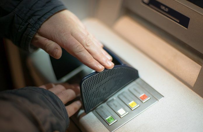 Απειλή για τα ATM οι online συναλλαγές