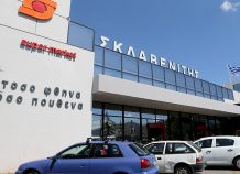 Μεσίστιες οι σημαίες στα Σκλαβενίτης και The Mart όλη την Μεγάλη Εβδομάδα Μεσίστιες οι σημαίες στα Σκλαβενίτης και Mart όλη την Μεγάλη Εβδομάδα