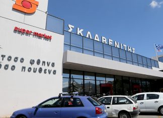 Μεσίστιες οι σημαίες στα Σκλαβενίτης και Mart όλη την Μεγάλη Εβδομάδα