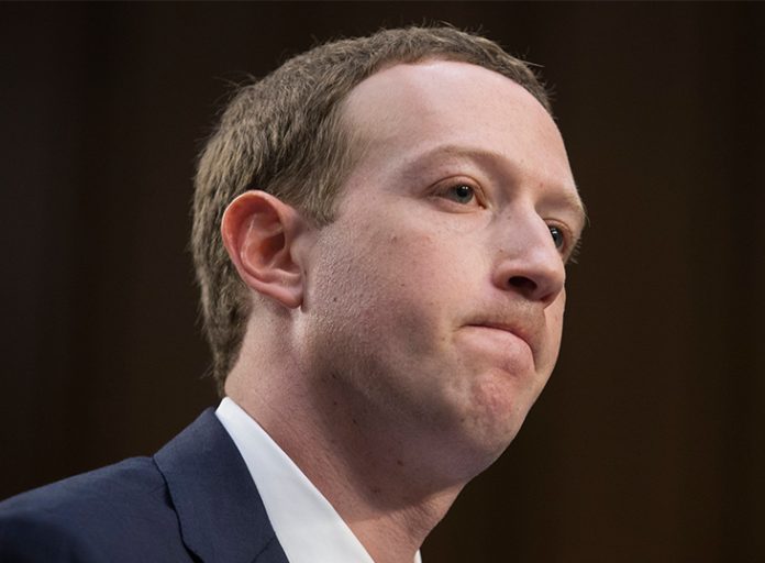 Facebook: Φόρεσε κοστούμι και ζήτησε συγνώμη ο Zuckerberg