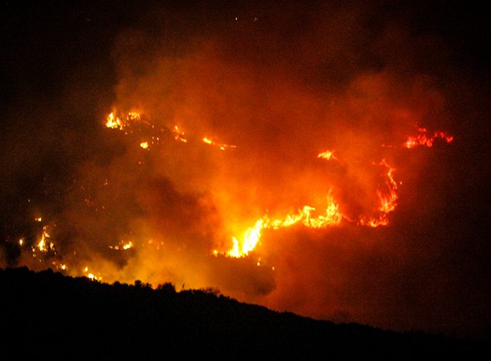 Ηλεία: Η πύρινη «κόλαση» έφτασε μέχρι και τα σπίτια