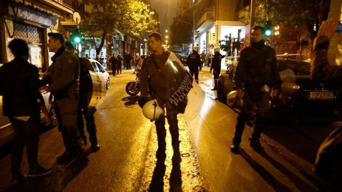 Επίθεση με μολότοφ εναντίον αστυνομικών στα Εξάρχεια