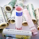 Στα 1,2384 δολάρια η ισοτιμία ευρώ/δολαρίου Στα 1,2384 δολάρια η ισοτιμία ευρώ/δολαρίου