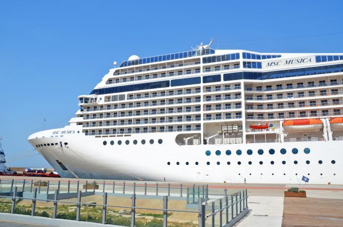 Το κρουαζιερόπλοιο MSC MUSICA στο λιμάνι του Πειραιά