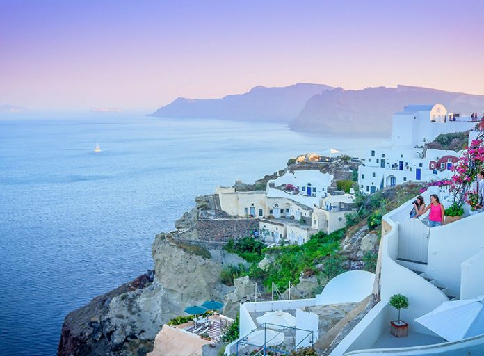 Forbes: Η Ελλάδα είναι ένας από τους πιο «καυτούς» προορισμούς