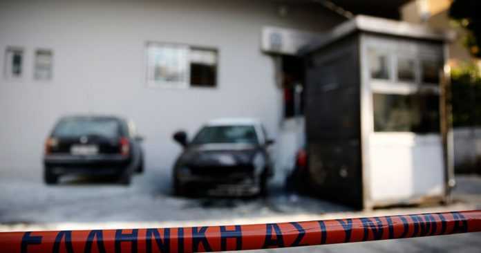 Ασπρόπυργος: Πυρπόλησαν αυτοκίνητα έξω από το αστυνομικό τμήμα