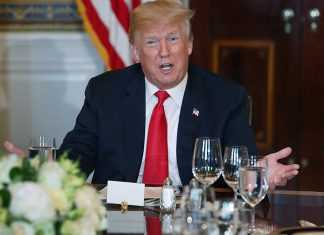 Τραμπ: Ετοιμάζει δασμούς ύψους 25% στα εισαγόμενα αυτοκίνητα