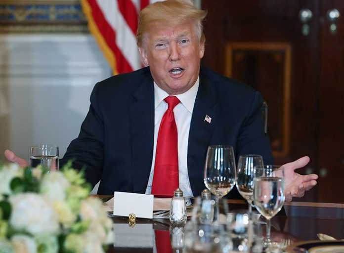 Τραμπ: Ετοιμάζει δασμούς ύψους 25% στα εισαγόμενα αυτοκίνητα