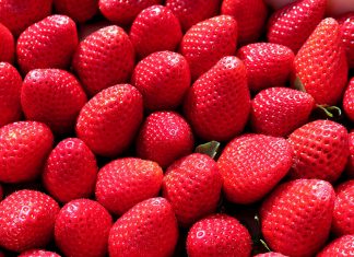 Δέσμευση 1,5 τόνου φράουλας σε επιχείρηση του Πειραιά