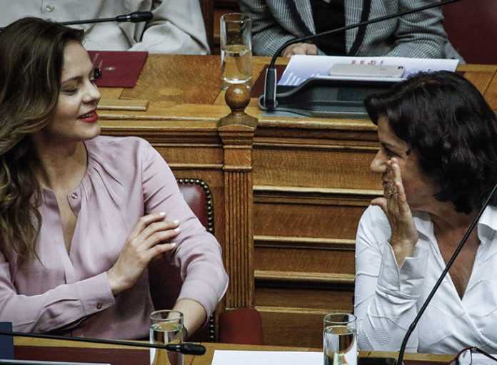 Κυβέρνηση: «Ανοίξτε την αγκαλιά σας για να βγουν τα παιδιά από τα ιδρύματα»