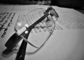 Είναι πιο έξυπνοι όσοι φορούν γυαλιά; Μια νέα έρευνα το αποδεικνύει