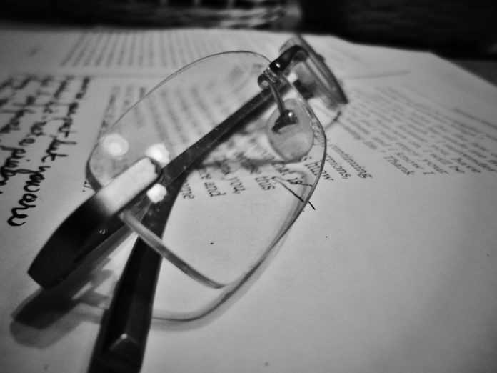 Είναι πιο έξυπνοι όσοι φορούν γυαλιά; Μια νέα έρευνα το αποδεικνύει