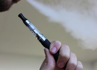 Με το τσιγάρο στην... πρίζα οι Αθηναίοι