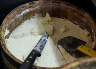 "Πήρε κεφάλια" ο Αποστόλου για τη φέτα