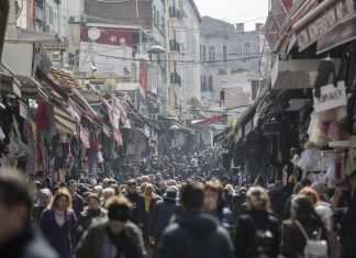 Σε πανικό οι Τούρκοι έμποροι με την δραματική υποτίμηση της λίρας