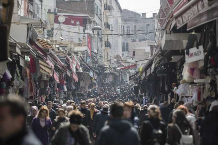 Σε πανικό οι Τούρκοι έμποροι με την δραματική υποτίμηση της λίρας