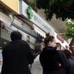 Ο ΕΟΠΥΥ βρήκε τον τρόπο να βάλει επιτέλους τέλος στις πολύωρες αναμονές στα φαρμακεία του. Σύμφωνα με ρεπορτάζ του «Ελεύθερου Τύπου της Κυριακής» ο Οργανισμός, έχει ένα σχέδιο το οποίο αναμένεται να λειτουργήσει από τις αρχές του Ιουνίου.