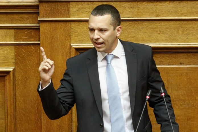 Σφοδρή επίθεση κατά της αντιπροέδρου της Βουλής Τασίας Χριστοδουλοπούλου, εξαπέλυσε ο βουλευτής της Χρυσής Αυγής Ηλίας Κασιδιάρης κατά τη συζήτηση του νομοσχεδίου για το άσυλο.