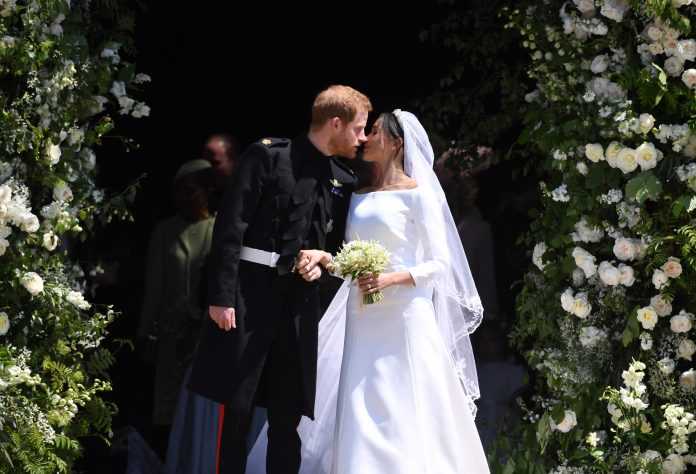 Ο πρίγκιπας Χάρι και η Μέγκαν Μαρκλ είναι πλέον σύζυγοι, όπως τους ονόμασε ο αρχιεπίσκοπος του Καντέρμπερι Τζάστιν Ουέλμπι, πνευματικός ηγέτης της Αγγλικανικής Εκκλησίας, ο οποίος τέλεσε τον σημερινό γάμο.