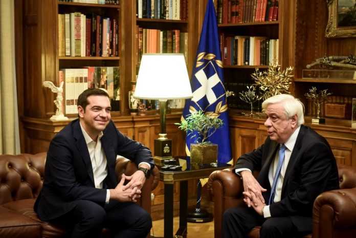 Ο Τσίπρας ενημερώνει τον Παυλόπουλο για το 