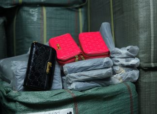 Μία από τις μεγαλύτερες ποσότητες προϊόντων - μαϊμου κατάσχεσε το ΣΔΟΕ στο Ηράκλειο Κρήτης. Πρόκειται για  απομιμήσεις γνωστών εταιριών διαφόρων κατηγοριών (υποδήματα, τσάντες, αξεσουάρ, καπέλα, γυαλιά ηλίου, ζώνες, πορτοφόλια) που βρέθηκαν σε αποθηκευτικούς χώρους σε περιοχές του Ηρακλείου.