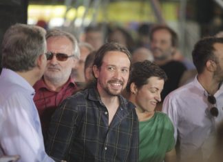 Χαμός γίνεται στα κοινωνικά δίκτυα της Ιταλίας με την αγορά ενός σαλέ, αξίας 540.000 ευρώ με δάνειο των Πάβλο Ιγκλέσιας και Ιρένε Μοντέρο των Podemos. Το Twitter έχει πλημμυρίσει με πάνω από 35.000 μηνύματα, για το σαλέ, του ζευγαριού στη ζωή και στην πολιτική Πάβλο Ιγκλέσιας και Ιρένε Μοντέρο, που θα αποπληρωθεί σε 30 χρόνια. 