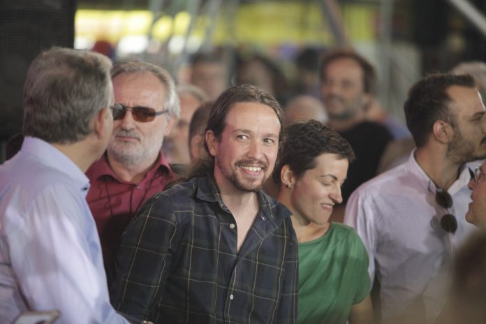 Χαμός γίνεται στα κοινωνικά δίκτυα της Ιταλίας με την αγορά ενός σαλέ, αξίας 540.000 ευρώ με δάνειο των Πάβλο Ιγκλέσιας και Ιρένε Μοντέρο των Podemos. Το Twitter έχει πλημμυρίσει με πάνω από 35.000 μηνύματα, για το σαλέ, του ζευγαριού στη ζωή και στην πολιτική Πάβλο Ιγκλέσιας και Ιρένε Μοντέρο, που θα αποπληρωθεί σε 30 χρόνια. 