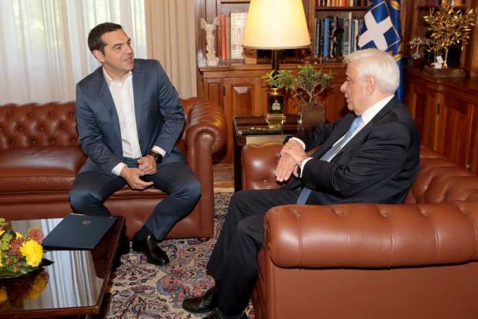 Τσίπρας σε Παυλόπουλο: Βιώσιμη λύση για το Σκοπιανό