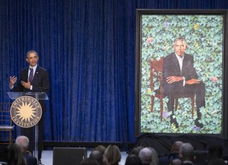 Ο Μπάρακ Ομπάμα επαινεί τις γυναίκες σε ηγετικές θέσεις.