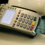 Εκτοξεύθηκε η χρήση καρτών στην Ελλάδα: Σε POS και τα μικροποσά