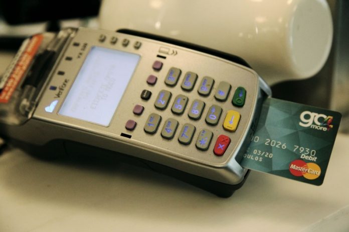 Εκτοξεύθηκε η χρήση καρτών στην Ελλάδα: Σε POS και τα μικροποσά