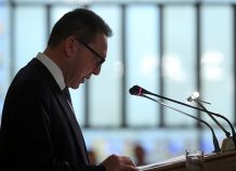 Συνάντηση με τον διοικητή της Τράπεζας της Ελλάδος Γιάννη Στουρνάρα είχε σήμερα η πρόεδρος του Εποπτικού Συμβουλίου του Ενιαίου Εποπτικού Μηχανισμού (Single Supervisory Mechanism - SSM) της Ευρωπαϊκής Κεντρικής Τράπεζας Ντανιέλ Νουί, ολοκληρώνοντας διήμερη επίσκεψή της στην Αθήνα.